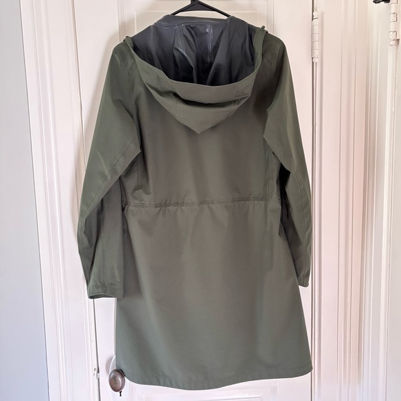 Uniqlo Women’s Knee-Length Raincoat - Picture 2 of 4